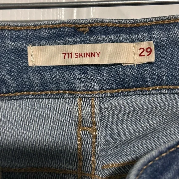 Levi’s Classic Blue Women's skinny Jeans - Picture 2 of 3